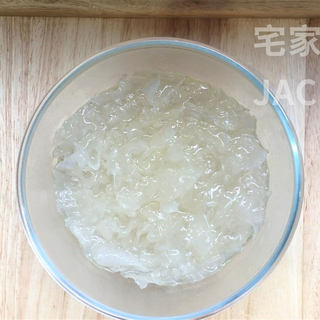 冰糖银耳羹，浓浓的胶质，甜甜蜜蜜，原料和制作过程都超简单。