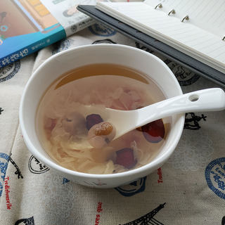 红枣银耳桃胶桂圆羹