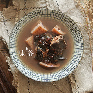 莲藕黑豆煲鲶鱼汤