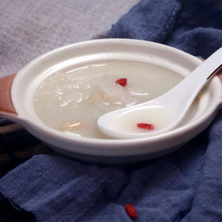 想喝鱼汤怕腥？这道萝卜丝鲫鱼汤试一下，鲜美奶白，好喝不腻人