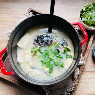 汤鲜味美的鱼头豆腐汤