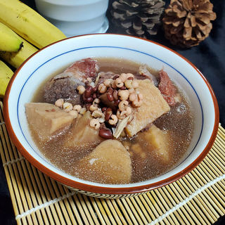 粉葛赤小豆煲猪骨汤