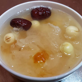 桃胶银耳莲子羹