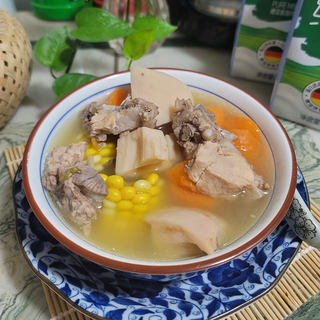 莲藕胡萝卜玉米排骨汤