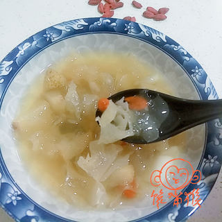 冰糖银耳百合鸭梨水