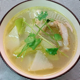 青白萝卜煲牛骨汤