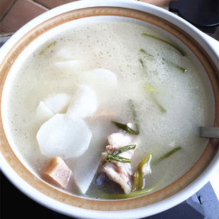 鲜掉眉毛的萝卜咸肉蹄膀汤