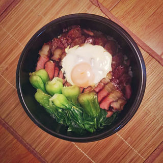 腊肉腊肠双拼煲仔饭