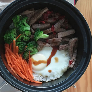 有家鲜厨房：牛肉窝蛋煲仔饭