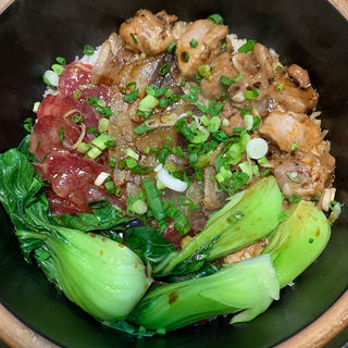 腊味排骨双拼煲仔饭
