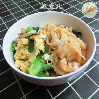 菜芯肉丝鸡蛋炒河粉