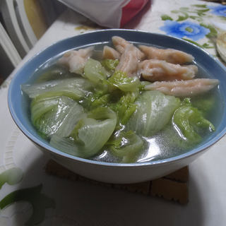生菜鱼饺汤