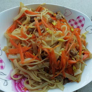 豆芽胡萝卜炒河粉