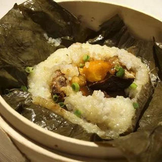 式荷叶糯米鸡 QQ弹|糯米的粘、鸡肉的滑、香菇的鲜、荷叶的香，唇齿间慢慢散放