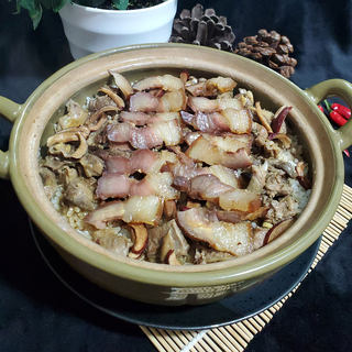 鸽子腊肉煲仔饭