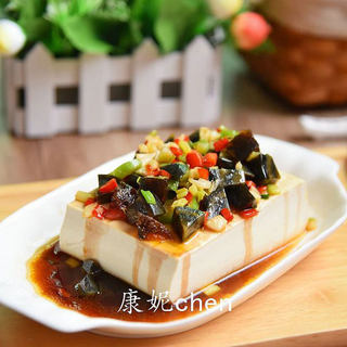 制作简单营养味美的【皮蛋豆腐】