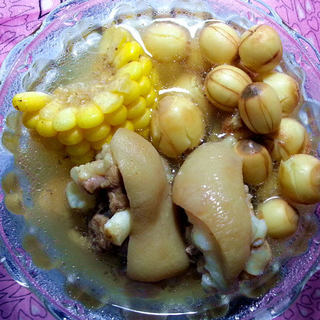 莲子玉米猪蹄汤