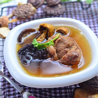 鲜甜可口的【两菌汤】