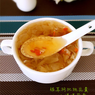 银耳枸杞桃花羹