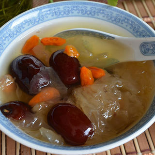 银耳红枣莲子羹