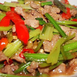 芹菜泡椒炒牛肉