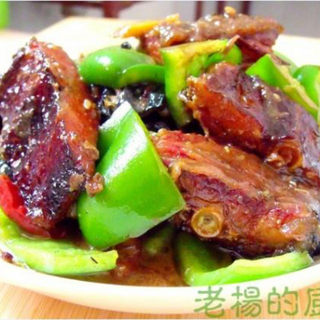 青椒焖腊鱼