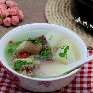 热腾腾的萝卜炖羊肉汤