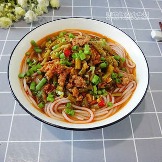 肉末豇豆红米线