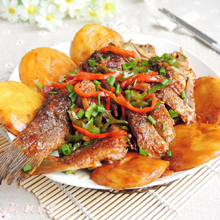 铁锅炖鱼贴饼子