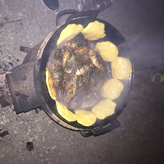 铁锅鱼贴饼子