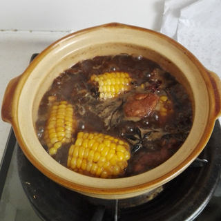 砂锅炖小笨鸡玉米