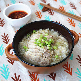 【酸菜汆五花肉】