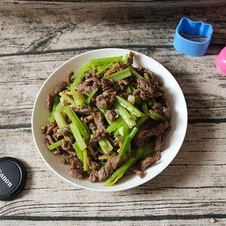芹菜炒牛肉【附让牛肉嫩嫩的小秘密】