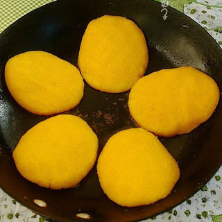 贴玉米面大饼子