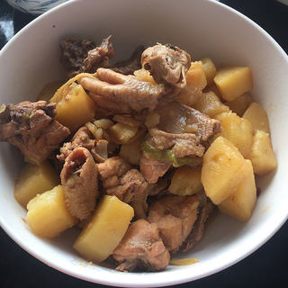 土豆炖鸡肉