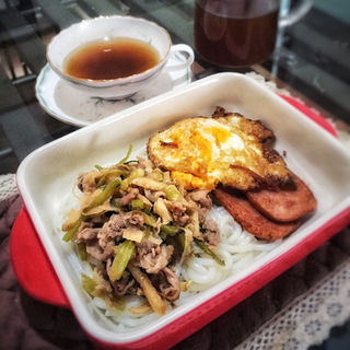 中式早午餐:羊肉米粉煎午餐肉