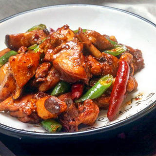 不可错过的新疆大盘鸡，不管是配饭还是配面都是一绝