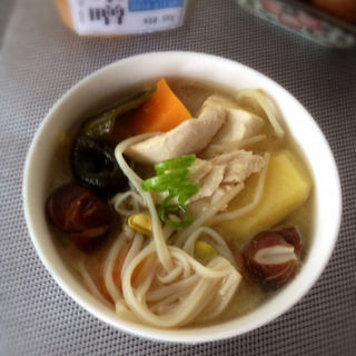 鸡肉鲜蔬味噌汤