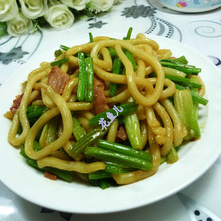 芹菜培根炒乌冬面