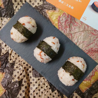 三文鱼肠饭团