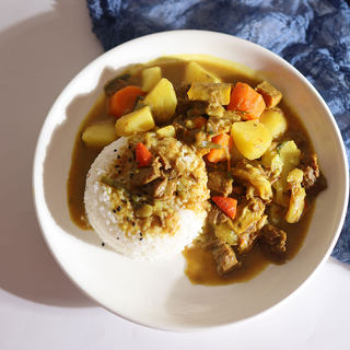 咖喱牛肉炖土豆盖烧饭
