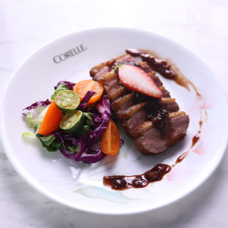 高级又容易做的草莓酱黑醋汁鸭胸肉