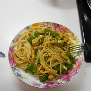 咖喱鸡肉宽意面