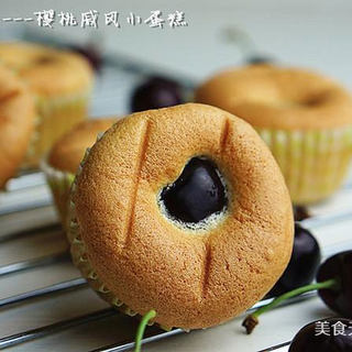 樱桃戚风小蛋糕
