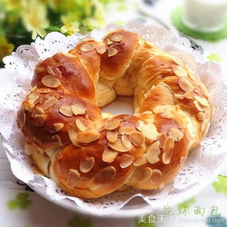 牛奶杏仁花环面包