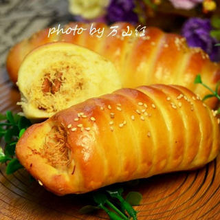 毛毛虫肉松杏仁面包