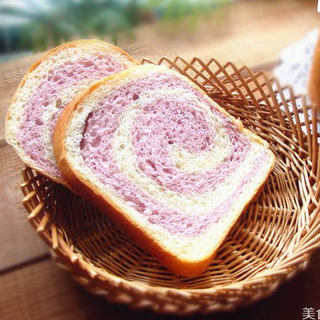 盈太美食俱乐部---口感柔软的紫薯双色吐司