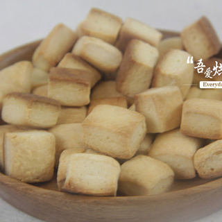休闲小吃——牛奶方块饼干的做法
