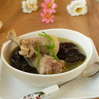 黑木耳炖鸡汤